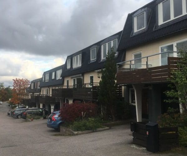 Radhusområde bygg 1968 med självdragventilation som behöver förbättras